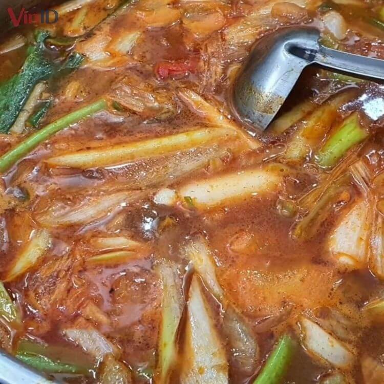 Nồi lẩu bánh gạo Hàn Quốc đang sôi sùng sục, sẵn sàng cho bữa tiệc