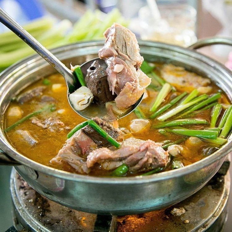 Món lẩu vịt nấu chao cần thơ nóng hổi, thơm lừng, là lựa chọn lý tưởng để quây quần và thưởng thức cùng gia đình trong những ngày se lạnh.