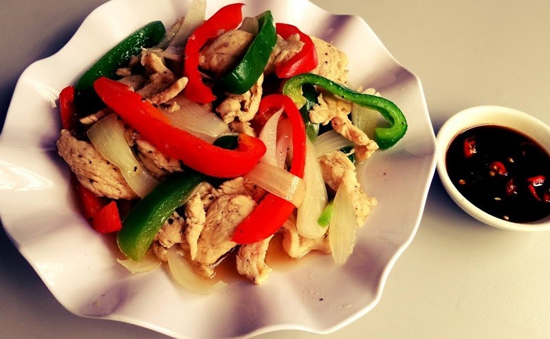 Món gà xào sả ớt chuông đầy màu sắc và hương vị độc đáo