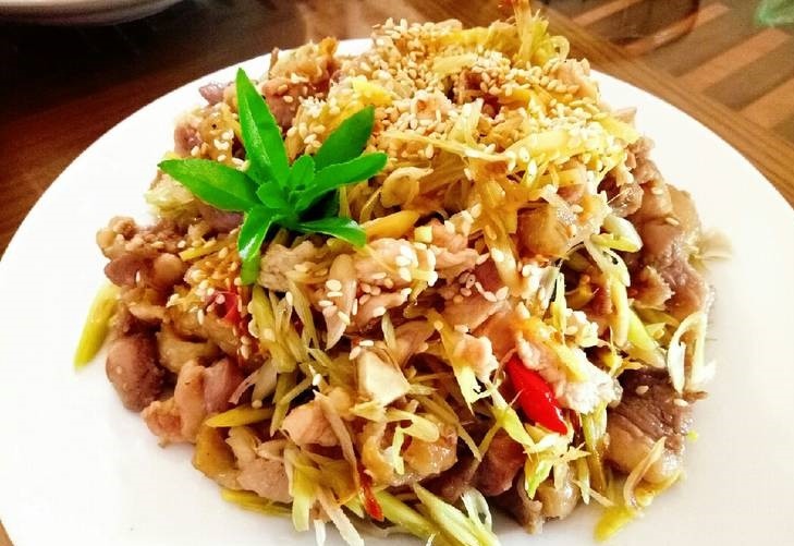 Đĩa gà xào sả ớt thành phẩm thơm ngon, vàng óng hấp dẫn