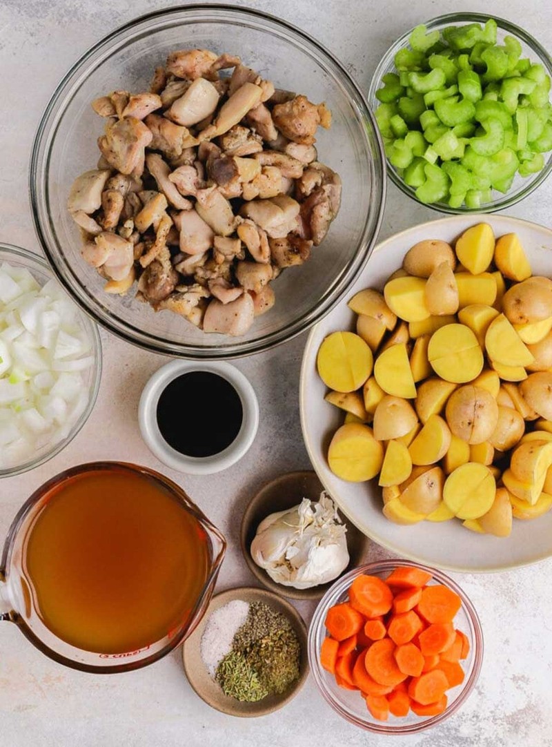 Sơ chế và chuẩn bị thịt gà, khoai tây, cà rốt trước khi hầm