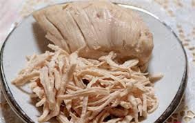 Thịt gà luộc xé sợi vừa ăn, chuẩn bị cho món súp gà nấm đông cô