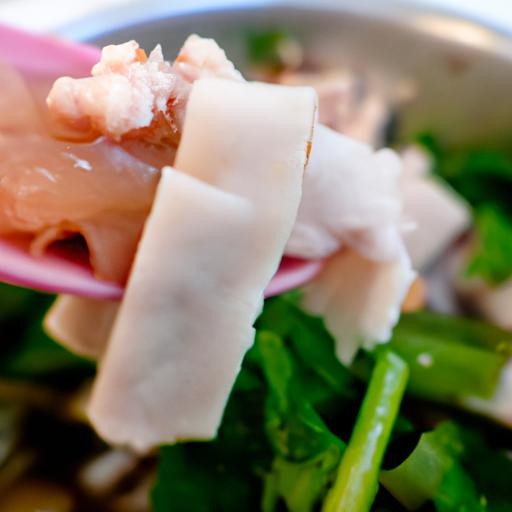 Cận cảnh muỗng cháo tiết heo sánh mịn, đậm đà hương vị truyền thống