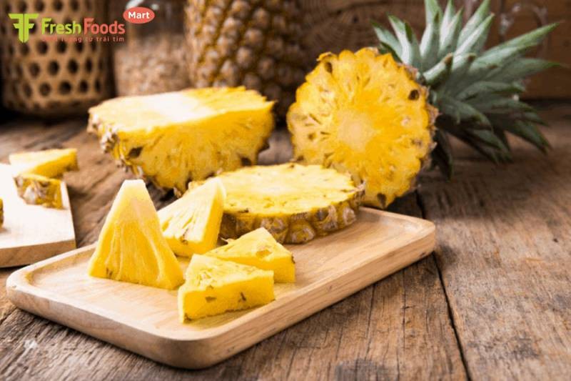 Thái dứa tươi cho vào nấu cùng để gân bò mềm nhanh