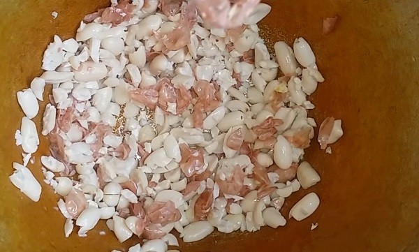 Bí quyết sơ chế đậu phộng ngon: Giã dập đậu phộng đã ngâm để tăng độ béo cho món canh