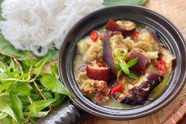 Đĩa giò heo giả cầy miền Trung nóng hổi, thịt mềm thơm thấm vị, ăn kèm bún tươi