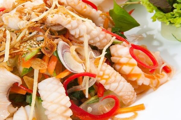 Đĩa gỏi mực Thái Lan tươi ngon, giòn sần sật theo hướng dẫn nấu các món ăn đơn giản