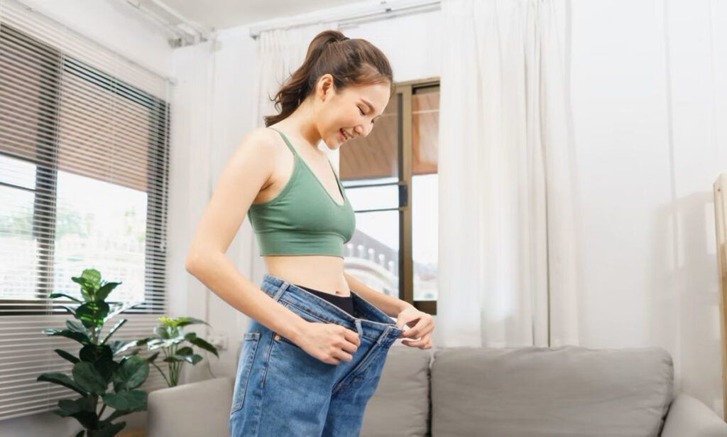 Củ mì tươi đã gọt vỏ và cắt lát sẵn sàng chế biến món ngon