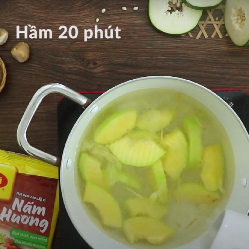 Hầm đu đủ, cà rốt và nấm rơm trong nồi để tạo độ ngọt tự nhiên cho canh chay