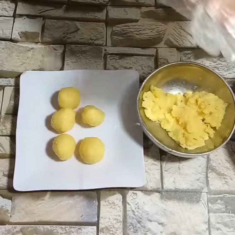 Quá trình nghiền mịn nhân đậu xanh, tạo độ bùi béo cho chè trôi nước