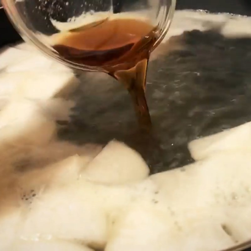 Nồi nước dùng thơm lừng đang được hầm với thịt và rau củ