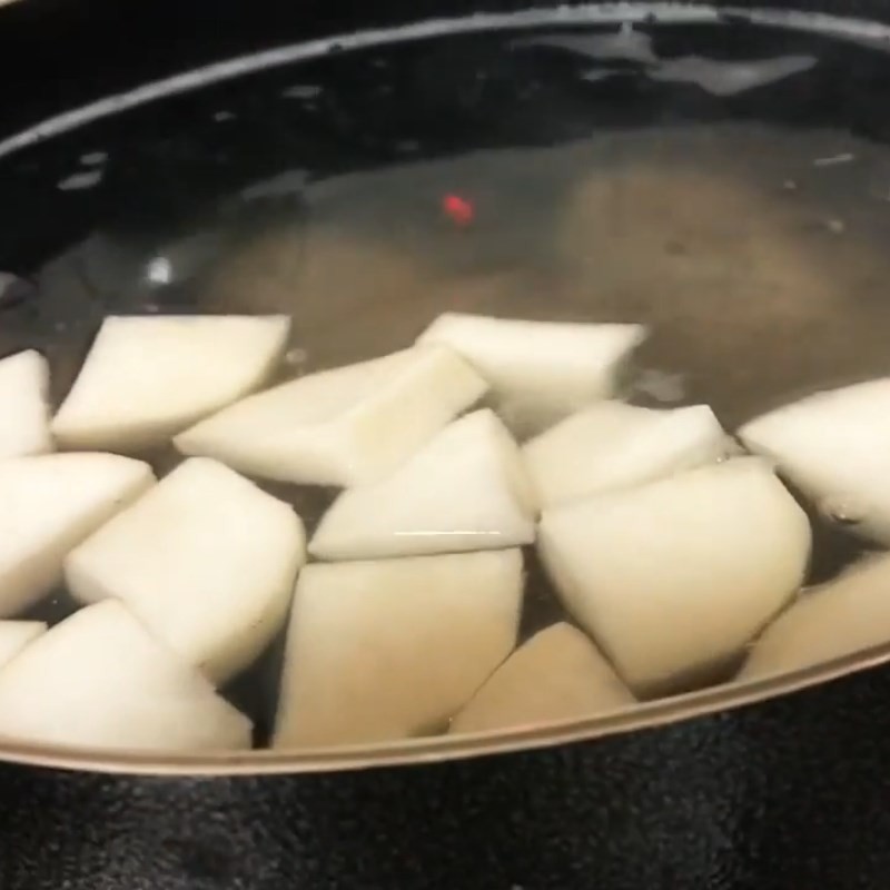 Nồi nước dùng bánh canh đuôi heo đang sôi, các nguyên liệu hòa quyện
