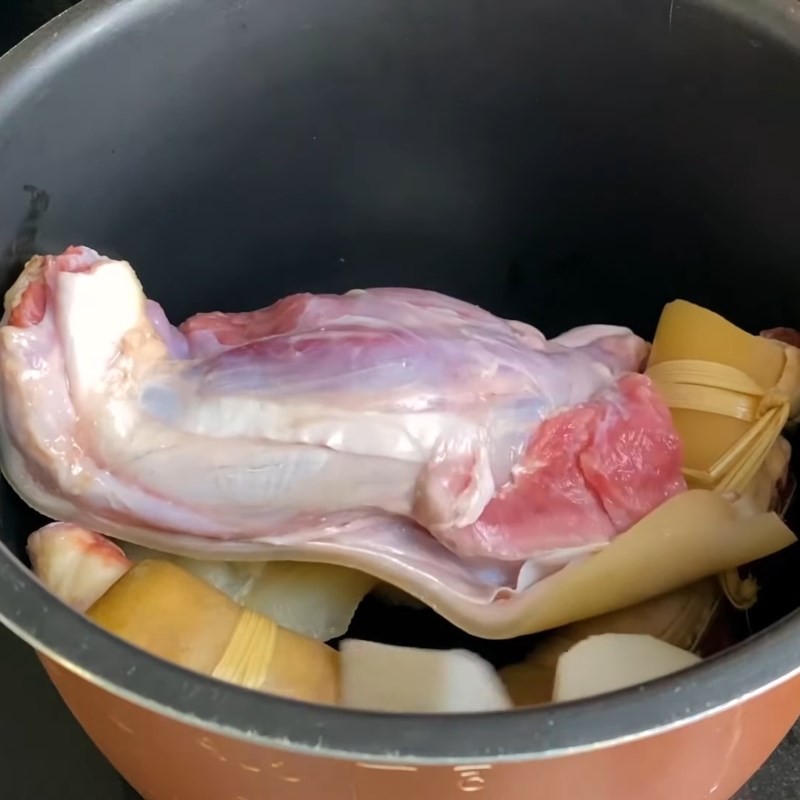 Bước 3 Hầm nước dùng bò Lẩu bò thập cẩm