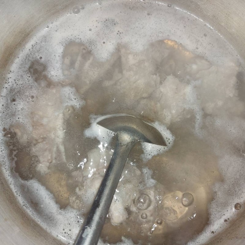 Vớt bọt thường xuyên khi hầm xương để nước canh trong và sạch