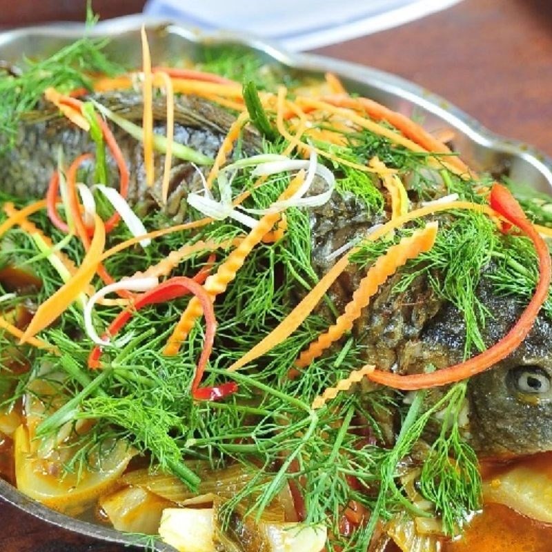 Cá và dưa cải đang được hấp trong nồi lẩu điện