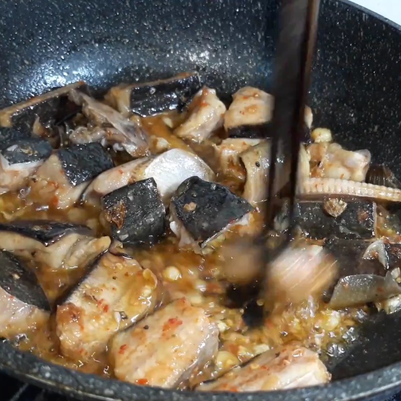 Xào cá đuối săn chắc cùng củ nén thơm lừng trước khi om