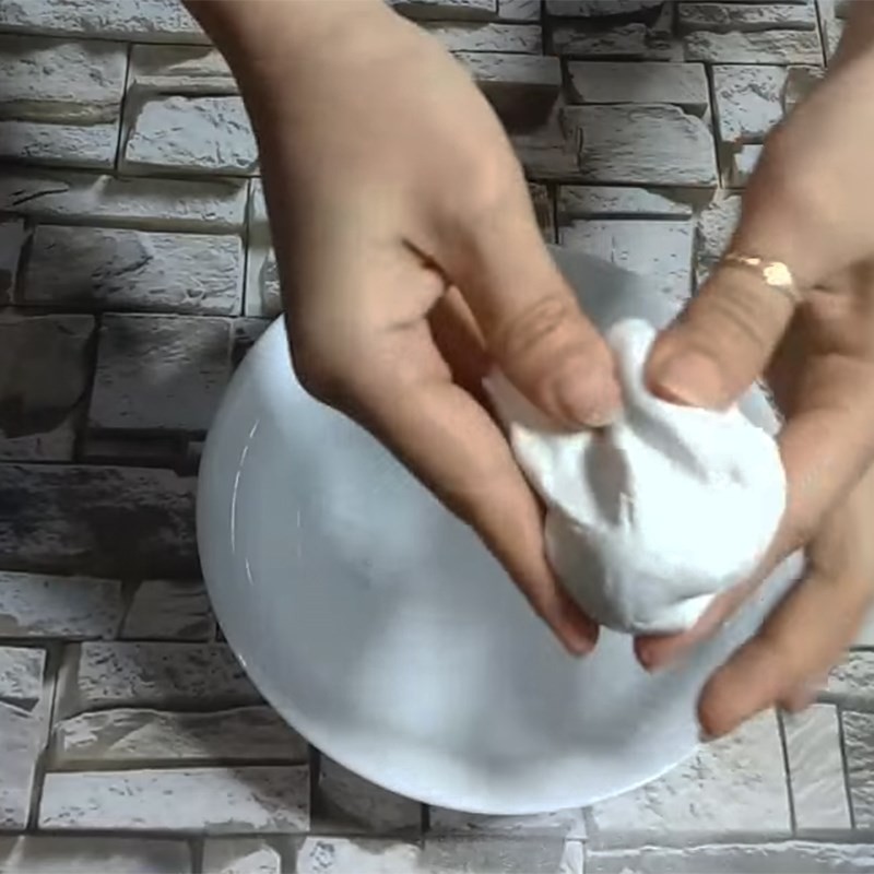 Kỹ thuật nhồi bột nếp tạo vỏ bánh mềm mại, không dính tay cho món chè trôi nước