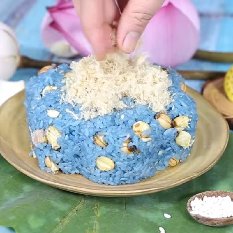 Xôi hoa đậu biếc hạt sen đang hấp trong xửng