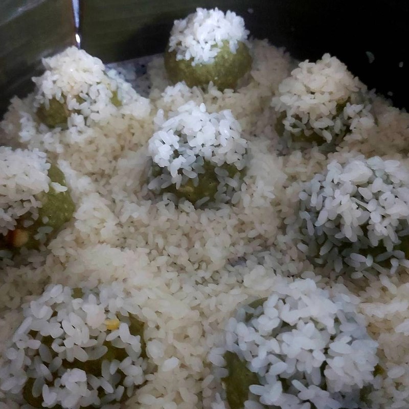 Nồi xôi khúc đang được hấp chín, tỏa hương thơm ngào ngạt