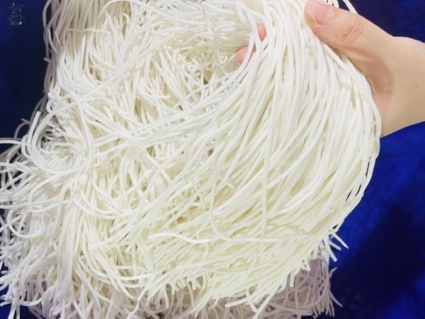 Sợi bột gạo tươi chuẩn bị cho món cháo bánh canh