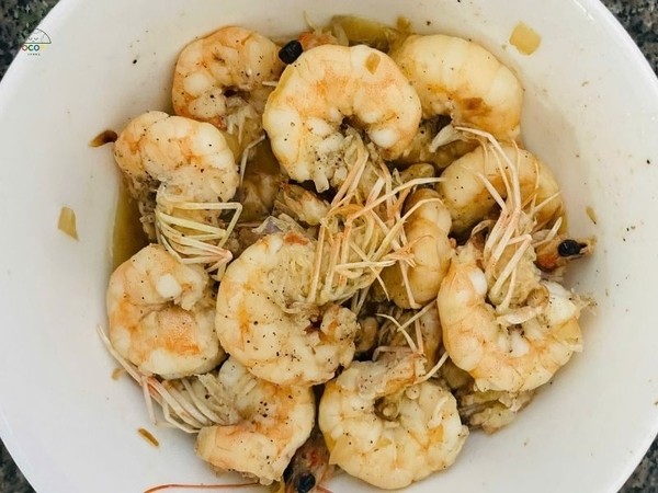Tôm bóc vỏ, xào sơ với hành để làm nhân cháo bánh canh