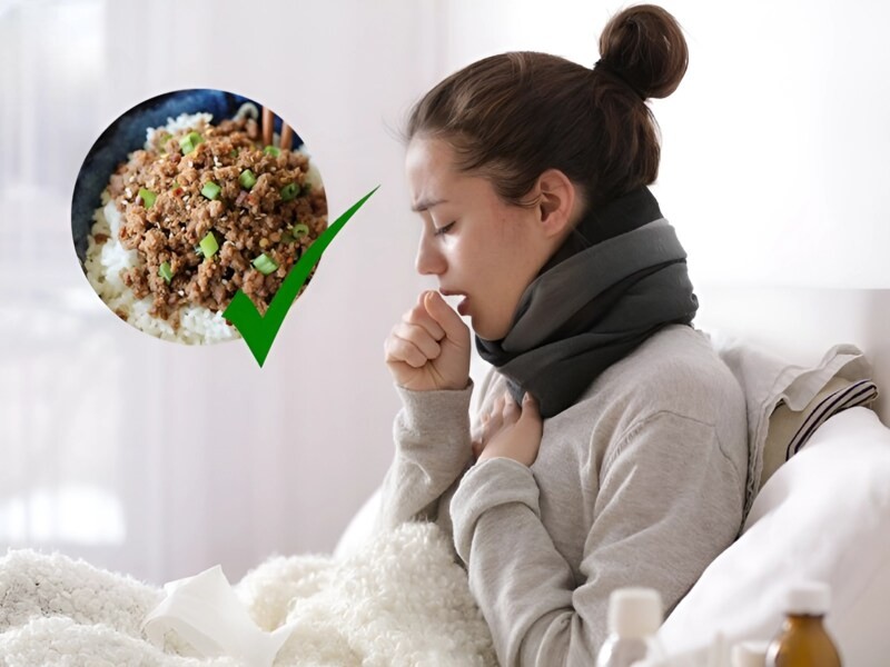 Người bệnh ho đang thưởng thức cháo thịt bò, giải đáp thắc mắc ho có ăn được cháo thịt bò không