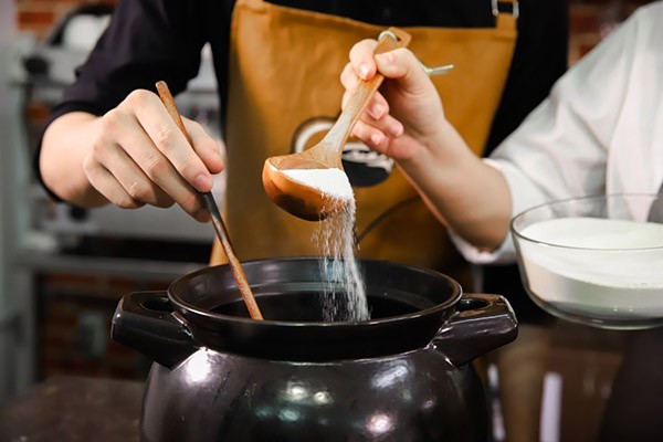 Kỹ thuật hòa tan bột sữa với nước cốt trà để pha trà sữa trân châu