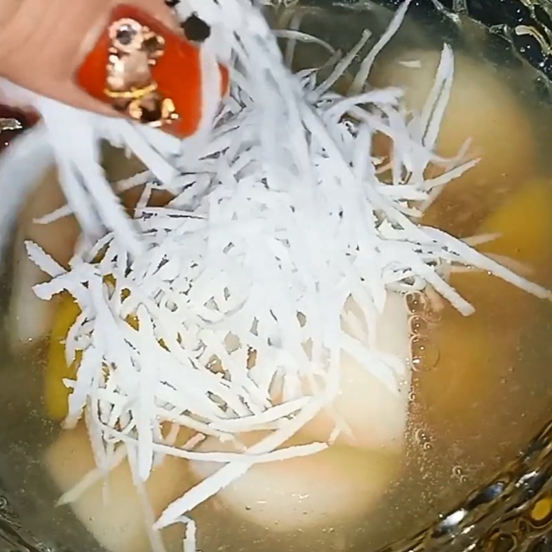 Chén chè khoai sọ khoai lang đã nấu xong, được trang trí bằng dừa nạo và đậu phộng rang