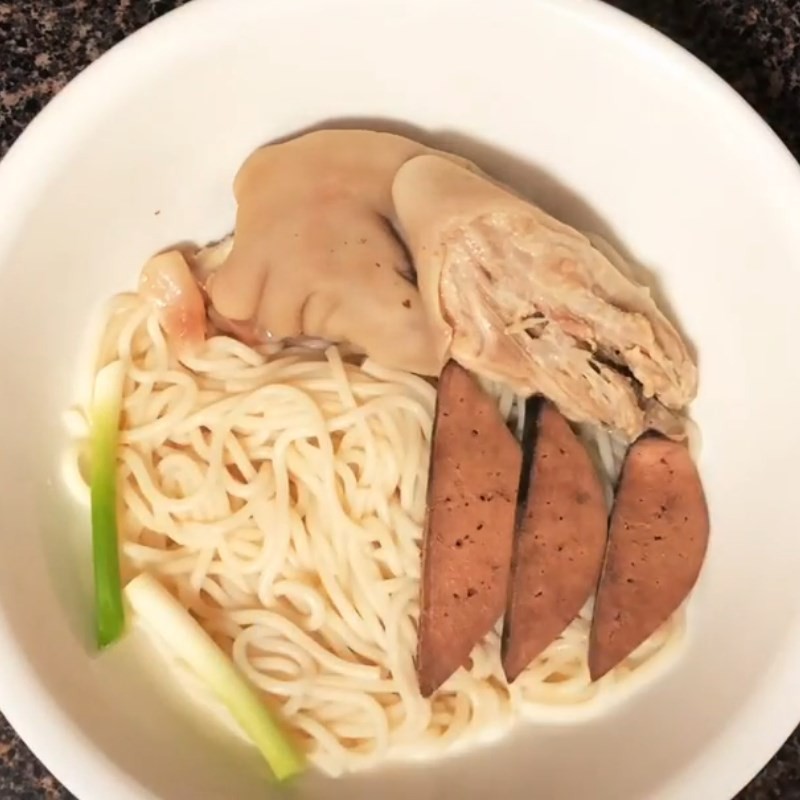 Tô bánh canh đuôi heo đã sắp xếp xong các nguyên liệu, chuẩn bị chan nước dùng
