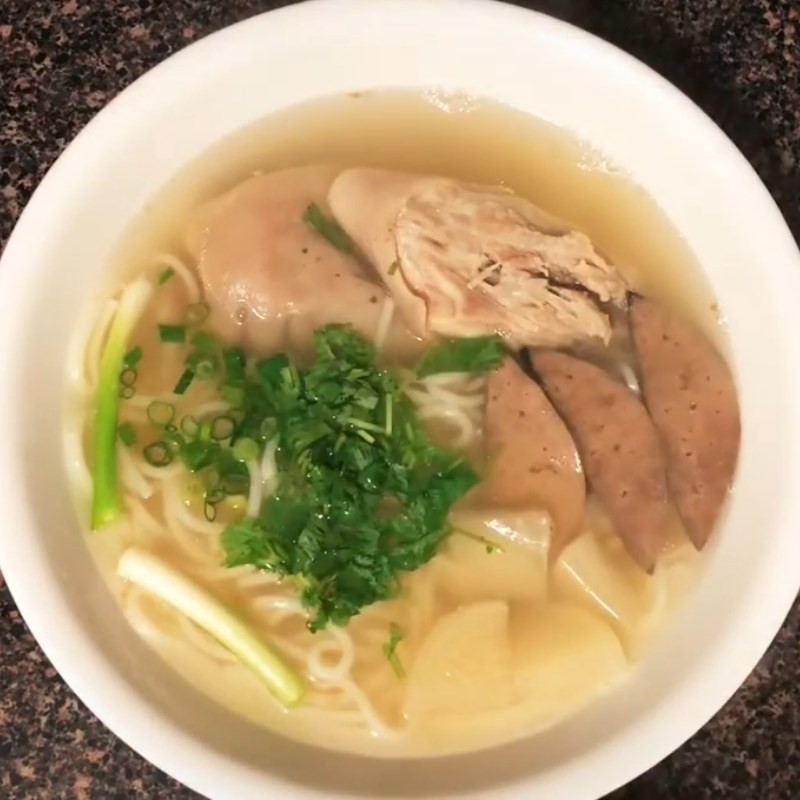 Tô bánh canh đuôi heo hoàn chỉnh với nước dùng trong và trang trí đẹp mắt