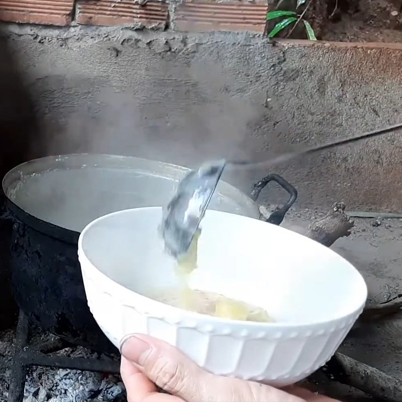 Hoàn thành món chè chuối sáp khoai lang, rưới nước cốt dừa và rắc đậu phộng rang