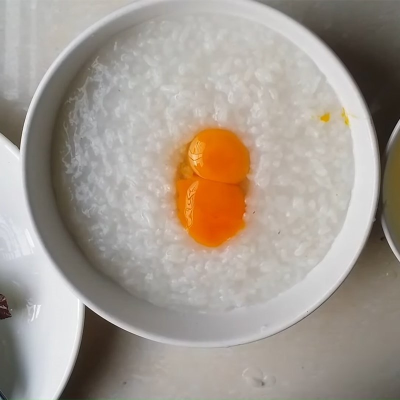 Trộn trứng gà, hành, tía tô vào cháo nóng