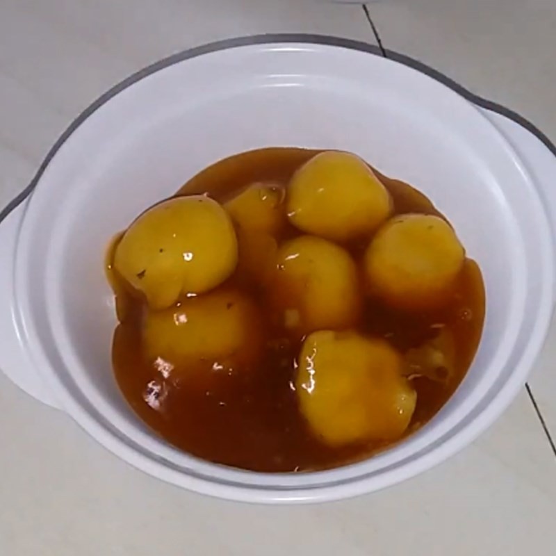 Chén chè khoai sọ bột năng đã hoàn thành, được chan nước cốt dừa và trang trí