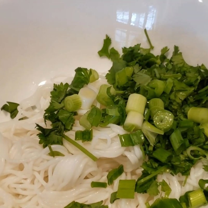 Chuẩn bị tô bún tươi và hành lá để chan nước dùng