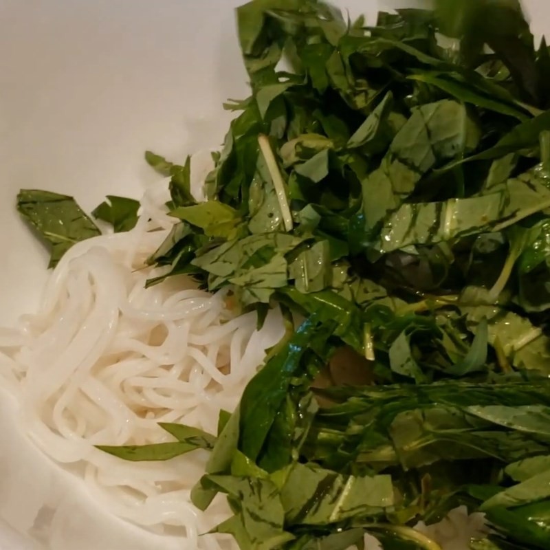 Thêm rau răm tươi vào tô bún thịt bò