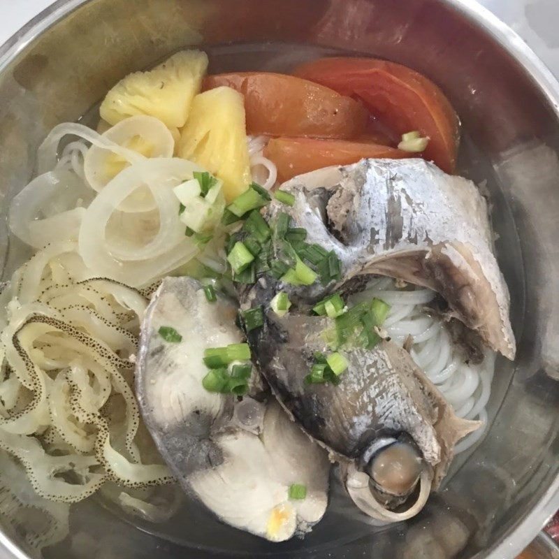 Tô bún sứa Nha Trang nóng hổi, trình bày đẹp mắt với cá, sứa và rau sống
