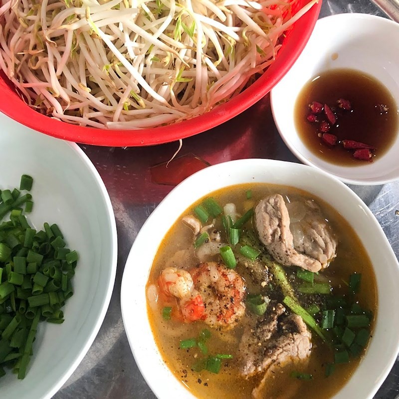Nêm nếm gia vị lại cho nước dùng bánh canh bột lọc Huế vừa miệng, chuẩn vị