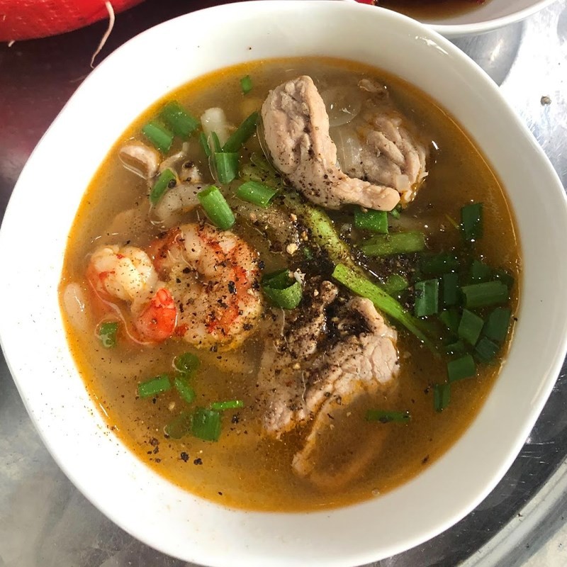 Múc bánh canh bột lọc Huế tôm thịt nóng hổi ra tô, sẵn sàng thưởng thức