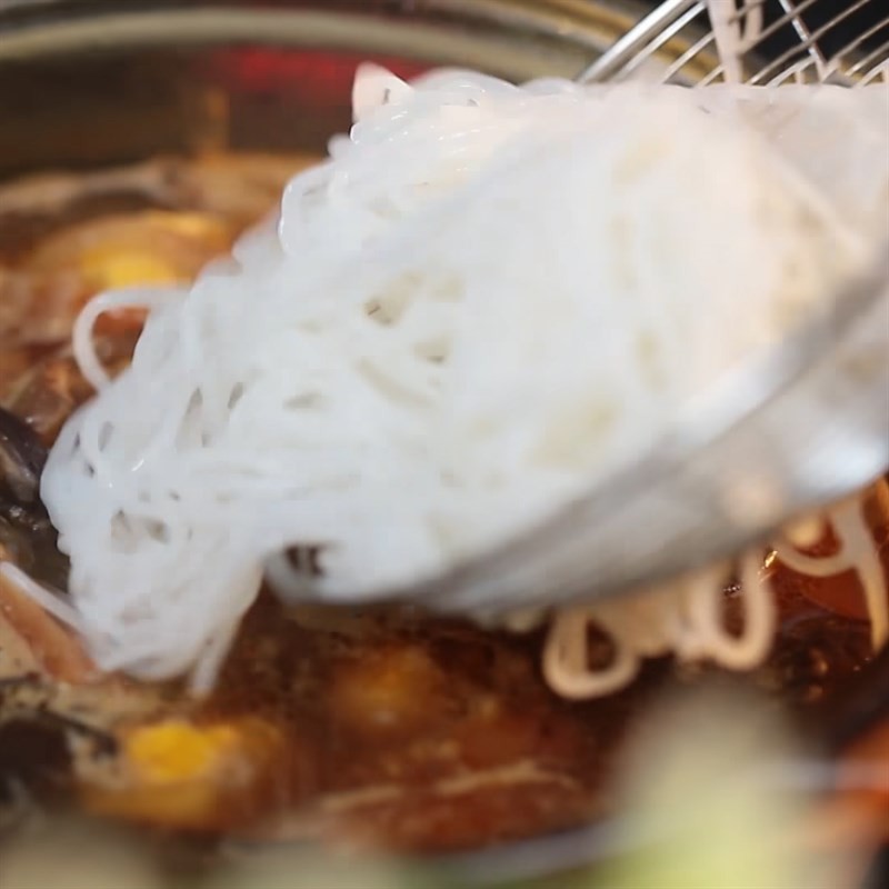 Cận cảnh tô bún lòng gà nóng hổi, thơm lừng với đầy đủ topping