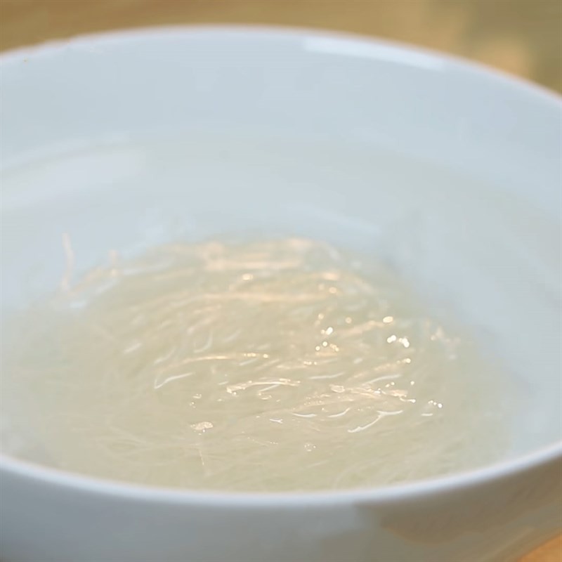 Tô bún lòng gà đã hoàn thành, sẵn sàng thưởng thức với hành lá tươi