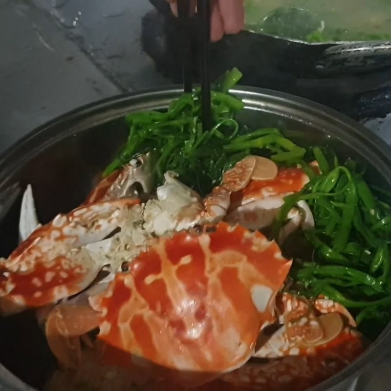 Lẩu ghẹ rau muống đã hoàn thành, sẵn sàng phục vụ với hương thơm nồng nàn