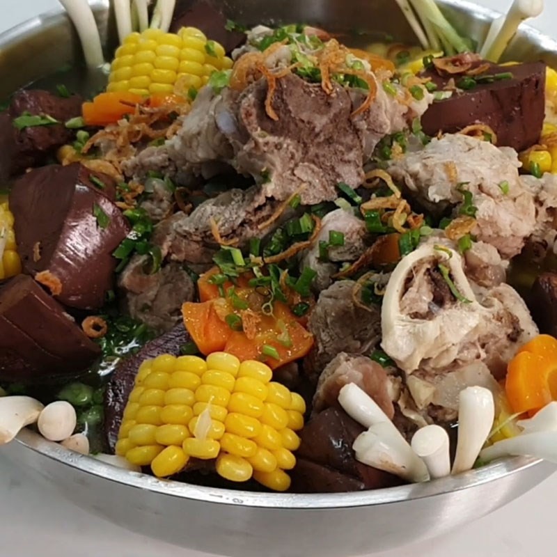 Nồi lẩu xương heo nóng hổi đã sẵn sàng để thưởng thức