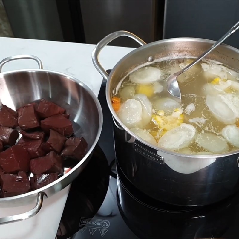 Thịt xương heo, huyết, và các loại rau củ được sắp xếp trong nồi lẩu