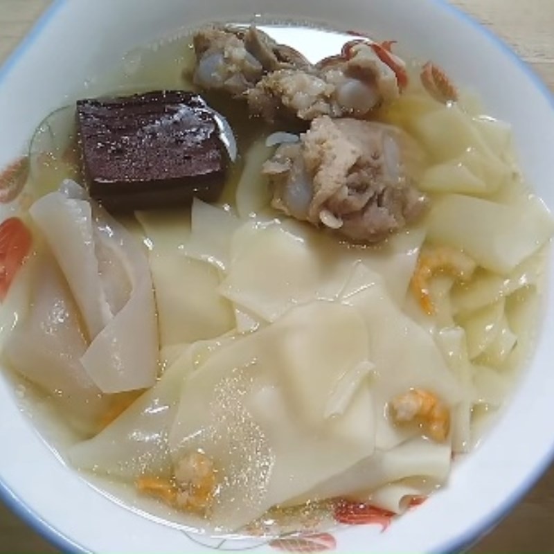 Thành phẩm món hoành thánh lá với xương heo và huyết vịt