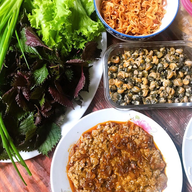 Trình bày tô bún riêu cua bắp bò và ốc đã hoàn thành