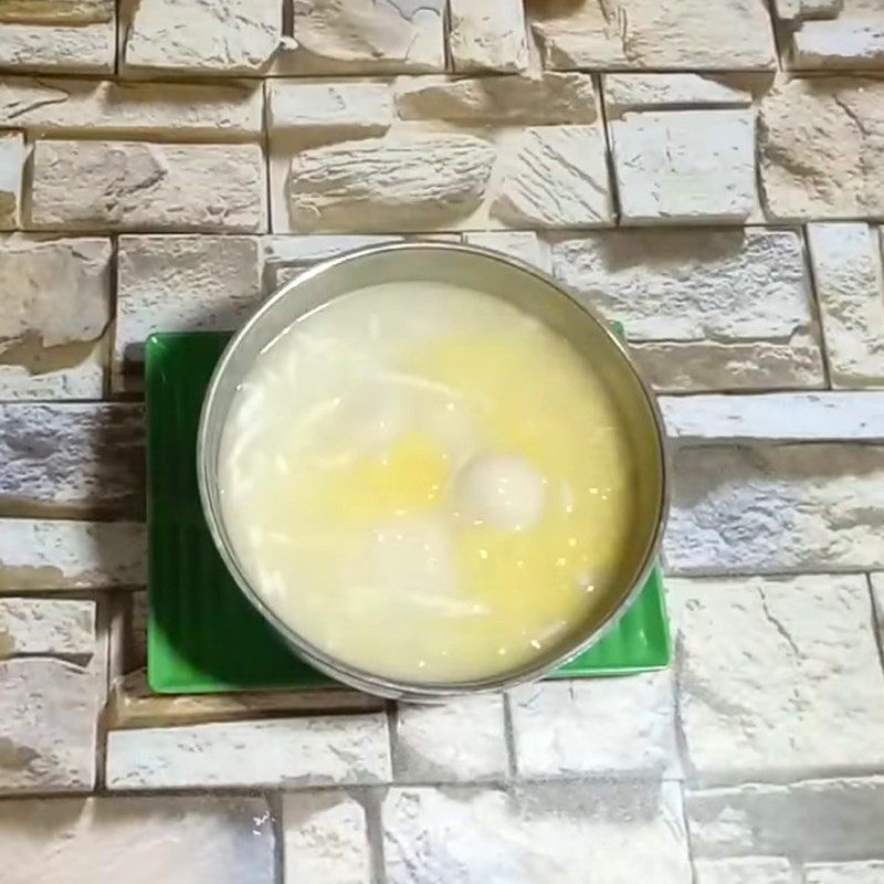 Bát chè trôi nước nhân đậu xanh hoàn hảo, rưới thêm lớp nước cốt dừa béo ngậy