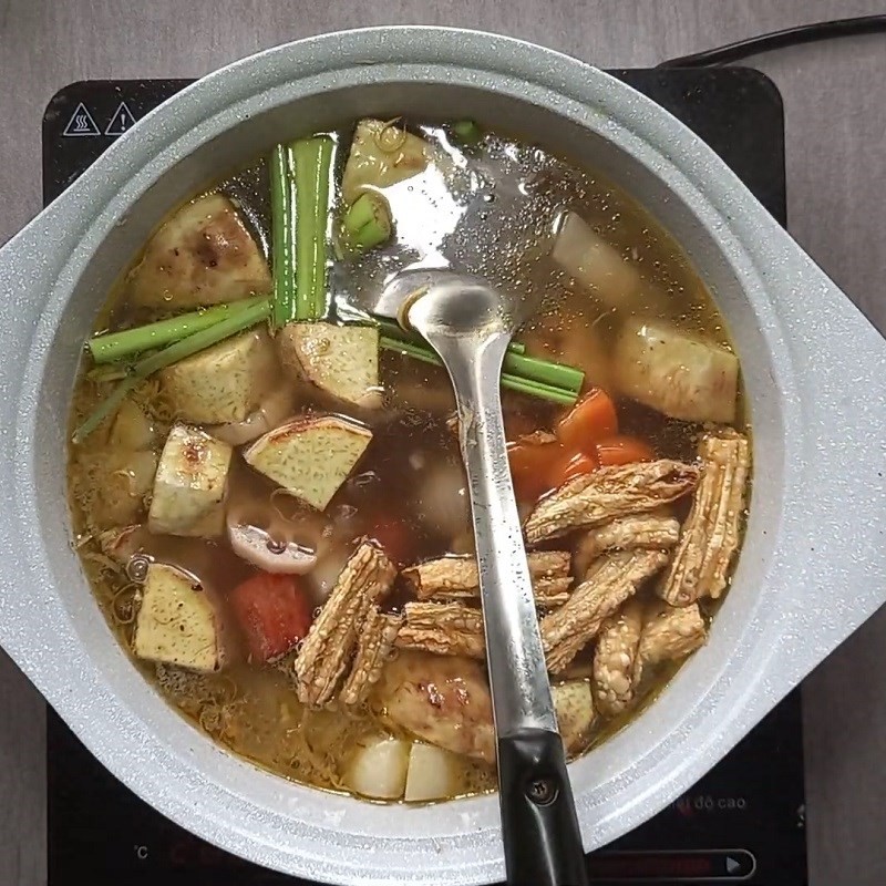Nồi lẩu dê thuốc bắc chay đã hoàn thành với đầy đủ nguyên liệu và rau ăn kèm