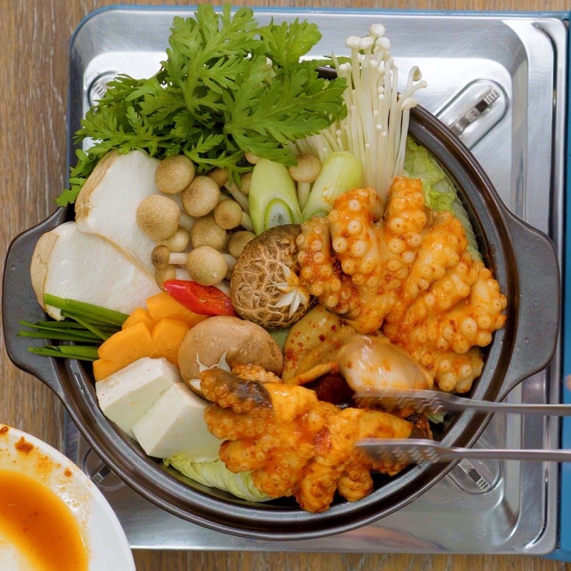 Hoàn thiện nồi lẩu kim chi bạch tuộc nóng hổi