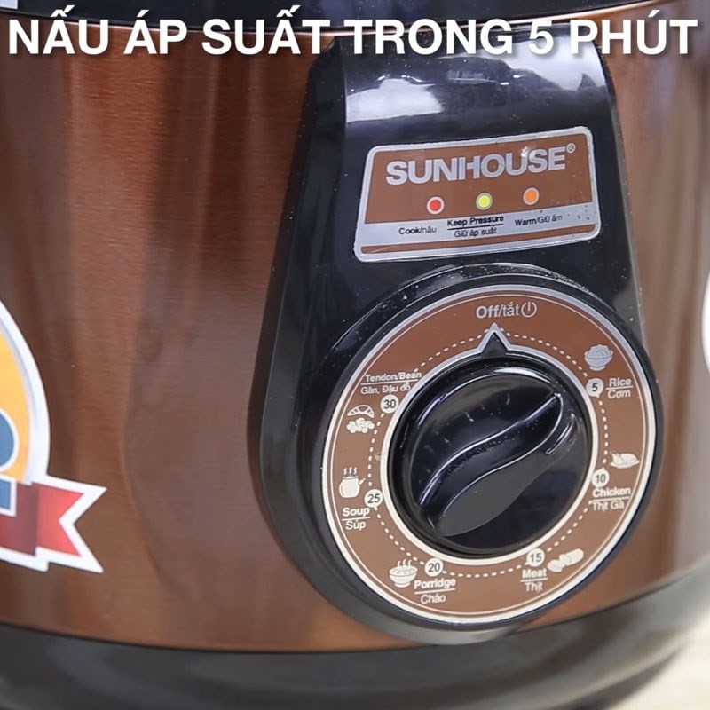 Múc thịt đông đã nấu ra tô, chờ nguội và đông lại