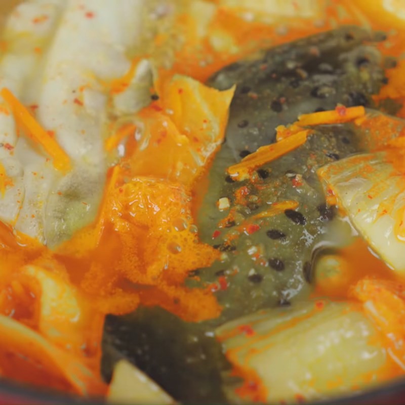 Nồi canh kim chi cá hồi thơm ngon hoàn thành, sẵn sàng thưởng thức
